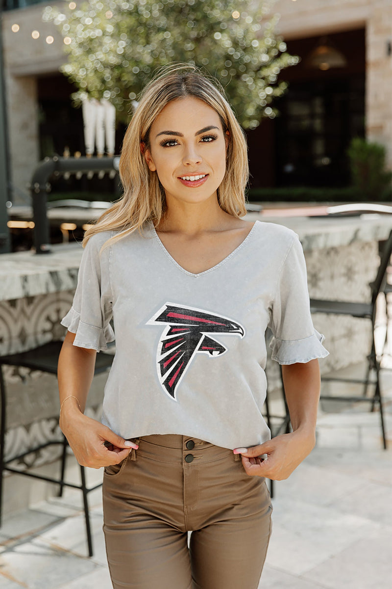 ATLANTA FALCONS FIELD FINESSE RELAXED SNOW-WASH SHORT SLEEVE RUFFLE DE