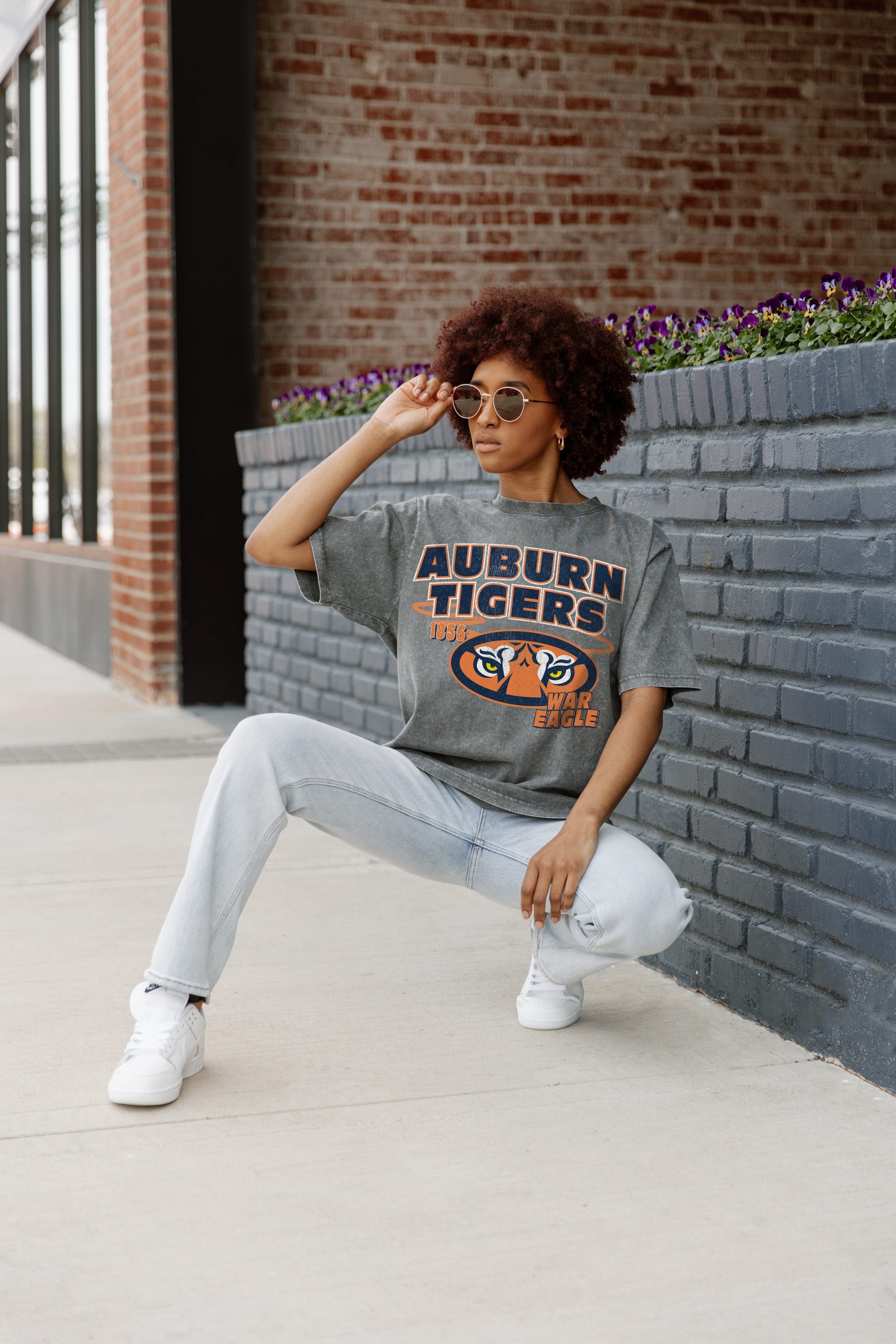 AUBURN TIGERS KEEP THE LEAD OVERSIZED CREWNECK TEE