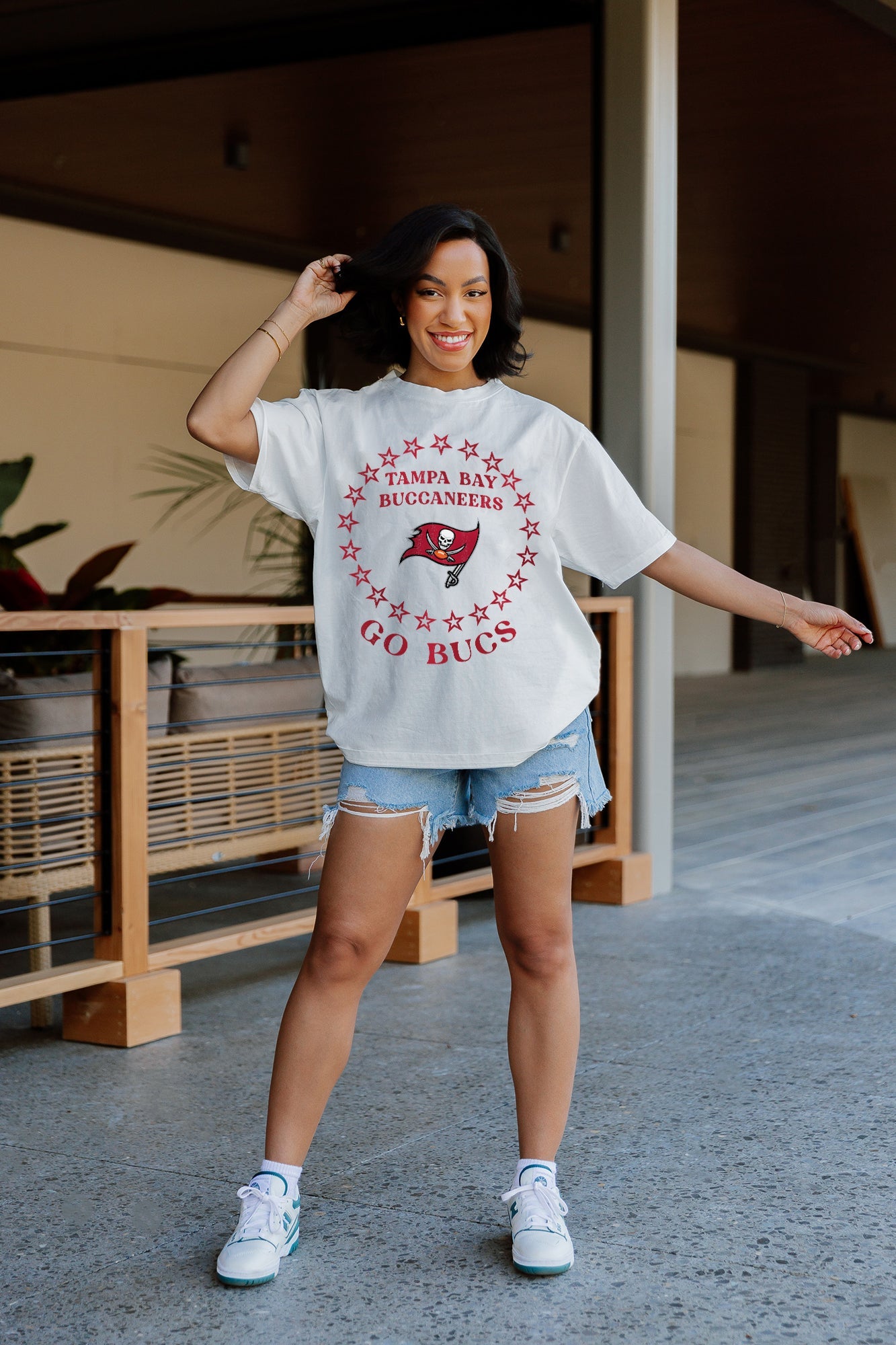 TAMPA BAY BUCCANEERS ON POINT OVERSIZED CREWNECK TEE