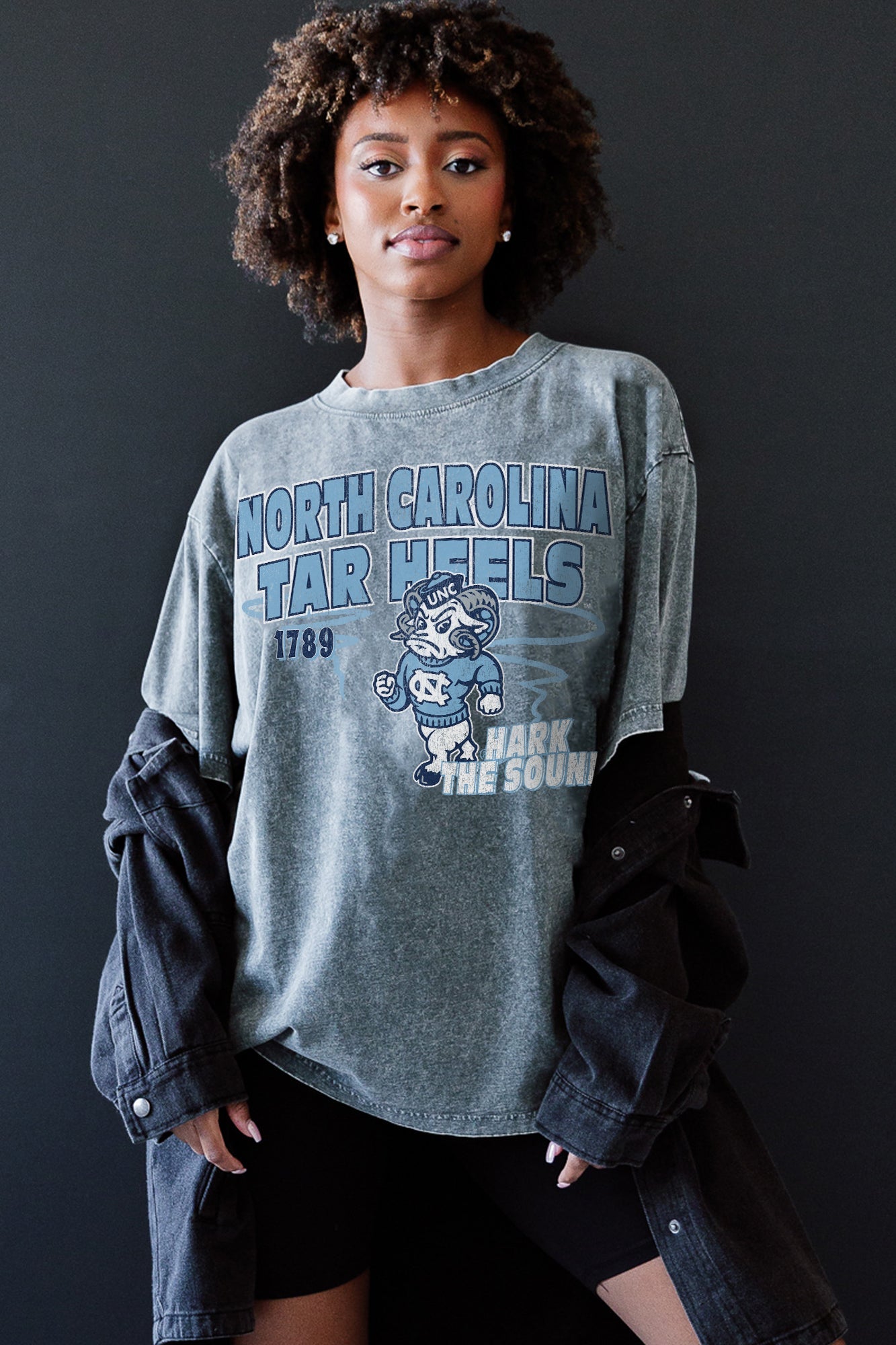 NORTH CAROLINA TAR HEELS KEEP THE LEAD OVERSIZED CREWNECK TEE