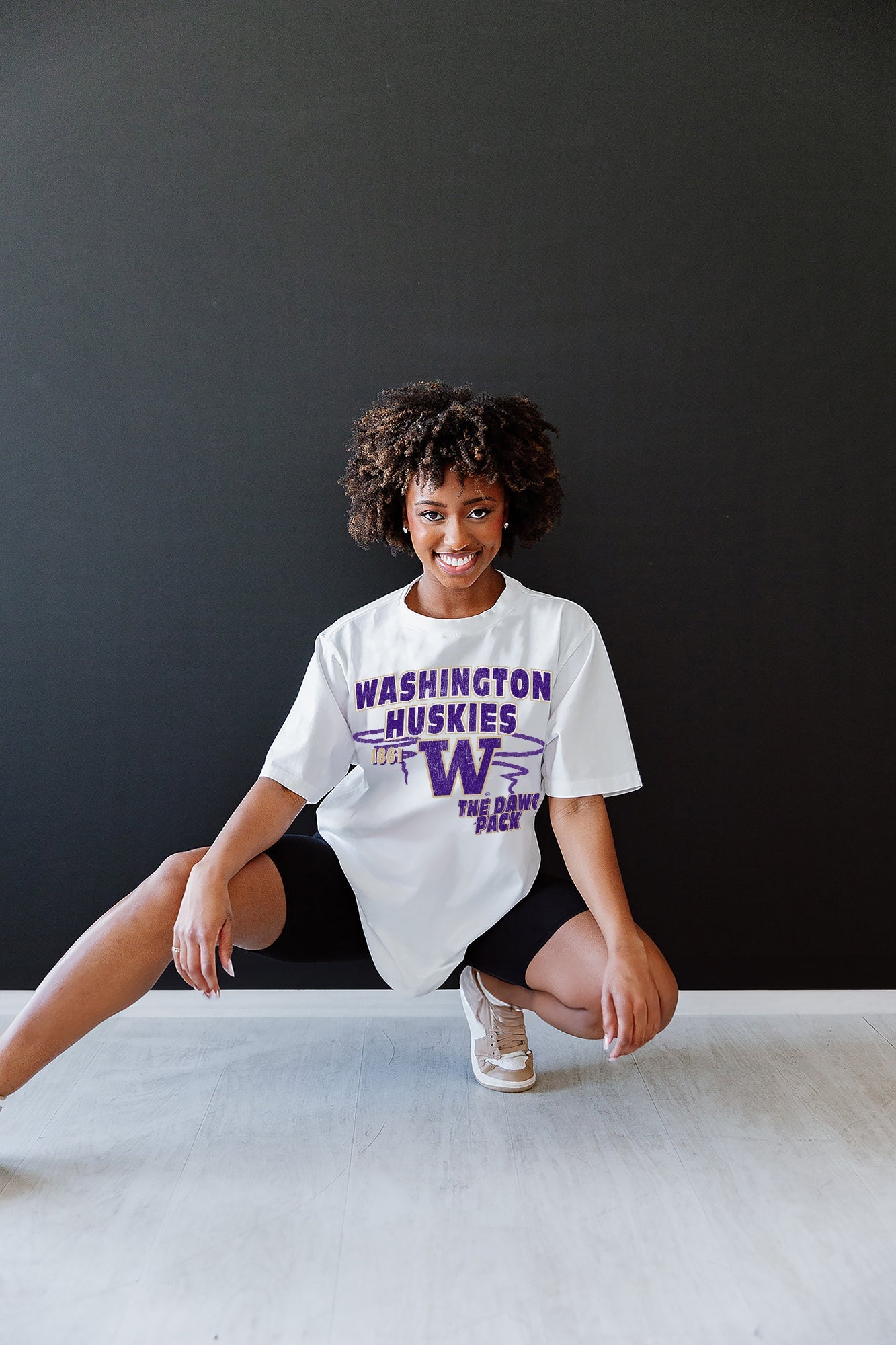 WASHINGTON HUSKIES IN THE LEAD OVERSIZED CREWNECK TEE