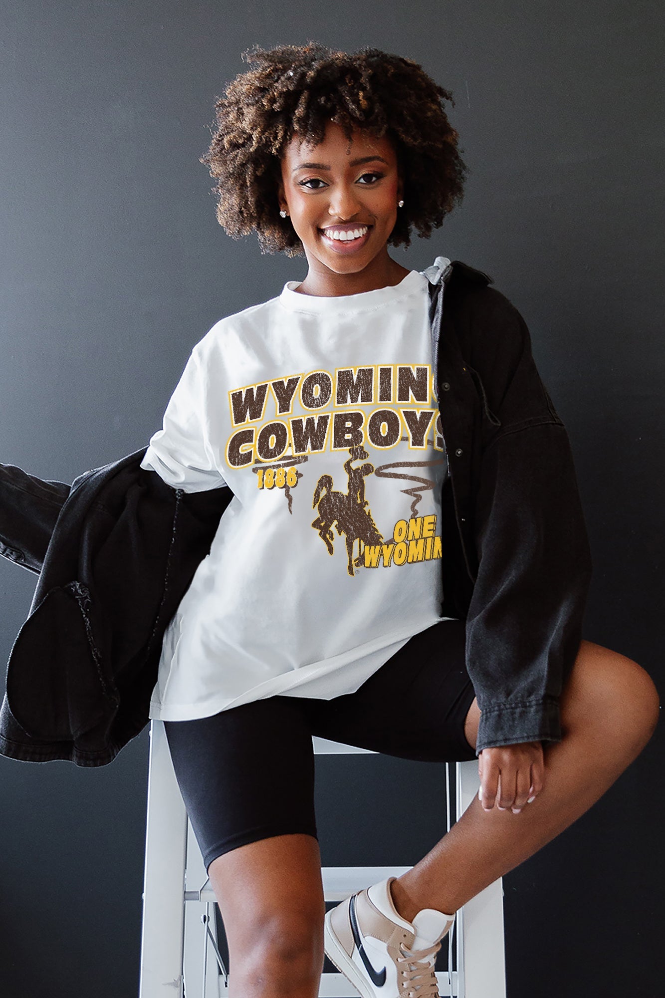 WYOMING COWBOYS IN THE LEAD OVERSIZED CREWNECK TEE