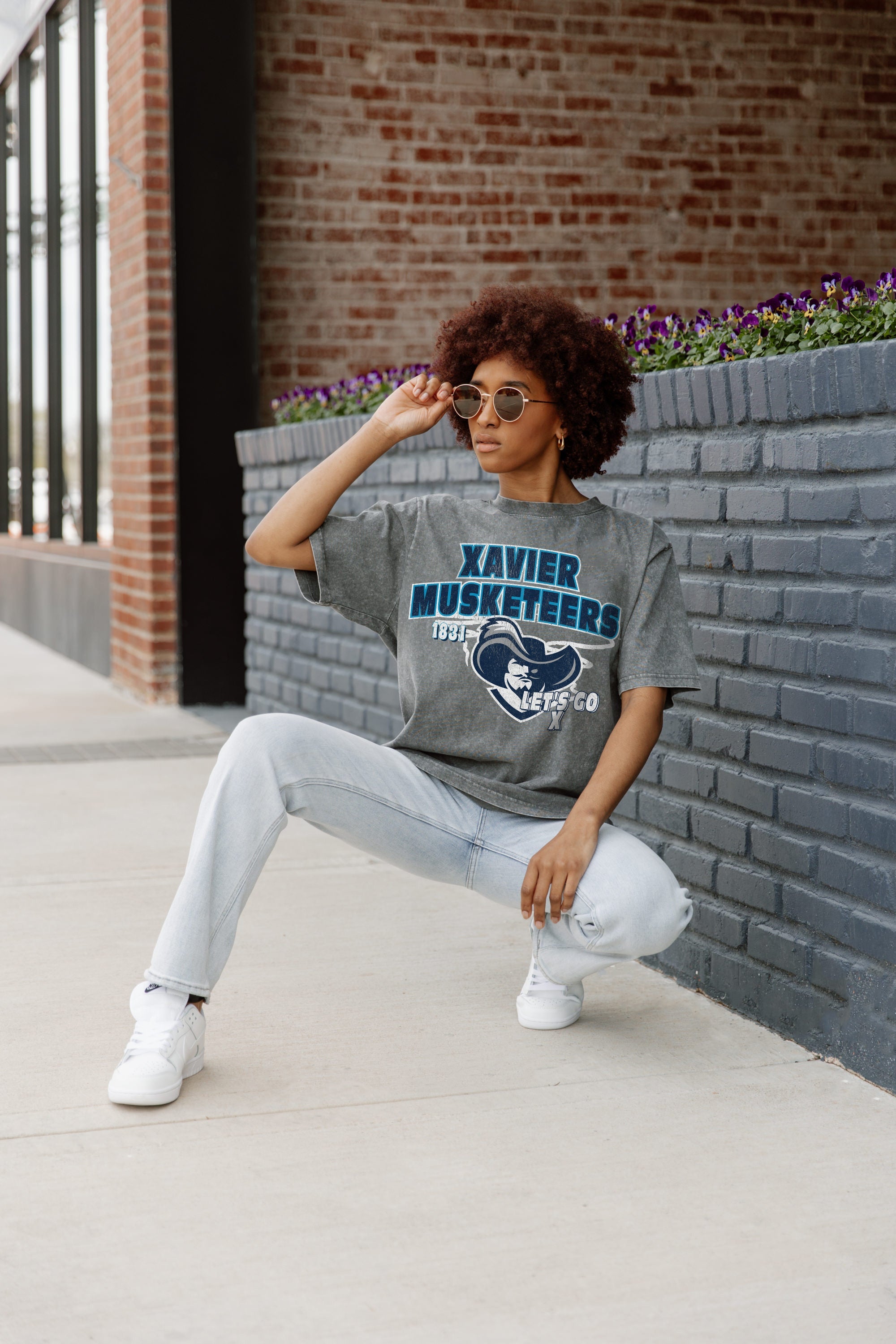 XAVIER MUSKETEERS KEEP THE LEAD OVERSIZED CREWNECK TEE