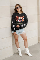 KANSAS CITY CHIEFS GAMEDAY GLIMMER EMBELLISHED STAR SLEEVE CREWNECK PULLOVER