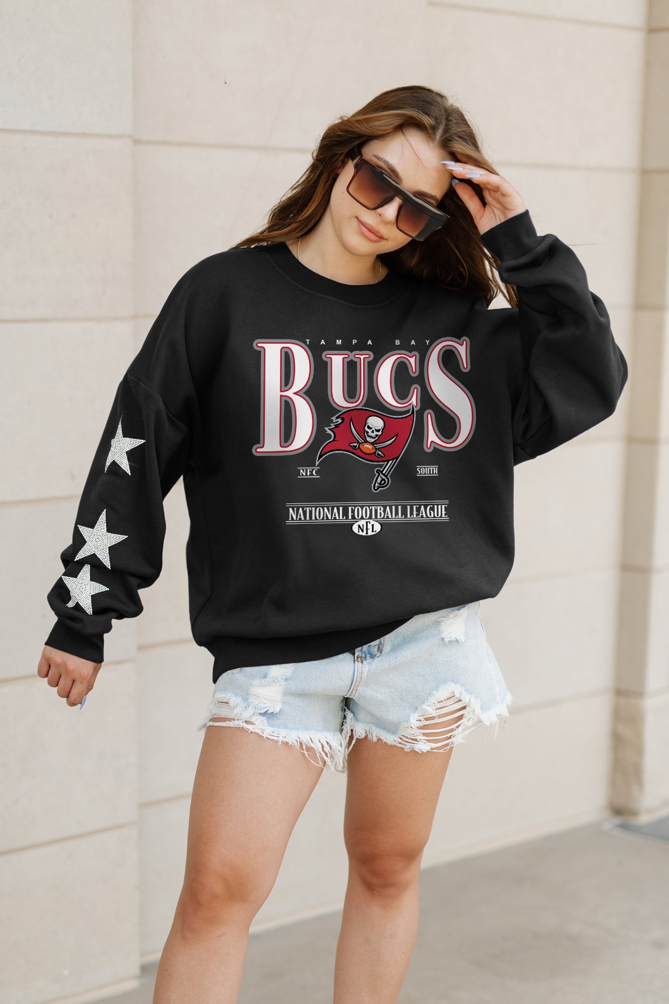 TAMPA BAY BUCCANEERS GAMEDAY GLIMMER EMBELLISHED STAR SLEEVE CREWNECK PULLOVER