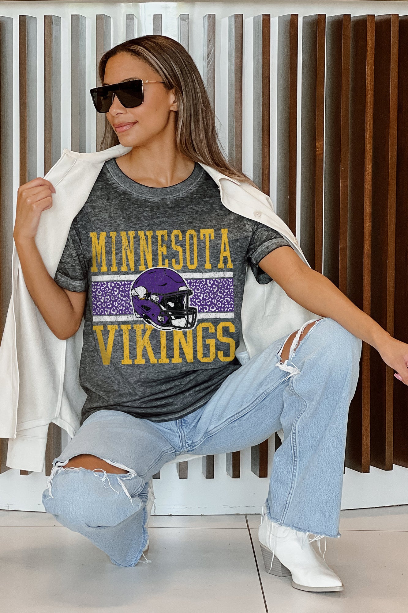 MINNESOTA VIKINGS CROWD GOES WILD ACID WASH BOYFRIEND TEE