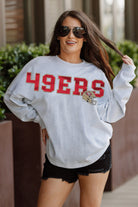 SAN FRANCISCO 49ERS READY TO RALLY RELAXED FIT HEATHERED LONG SLEEVE FRENCH TERRY PULLOVER