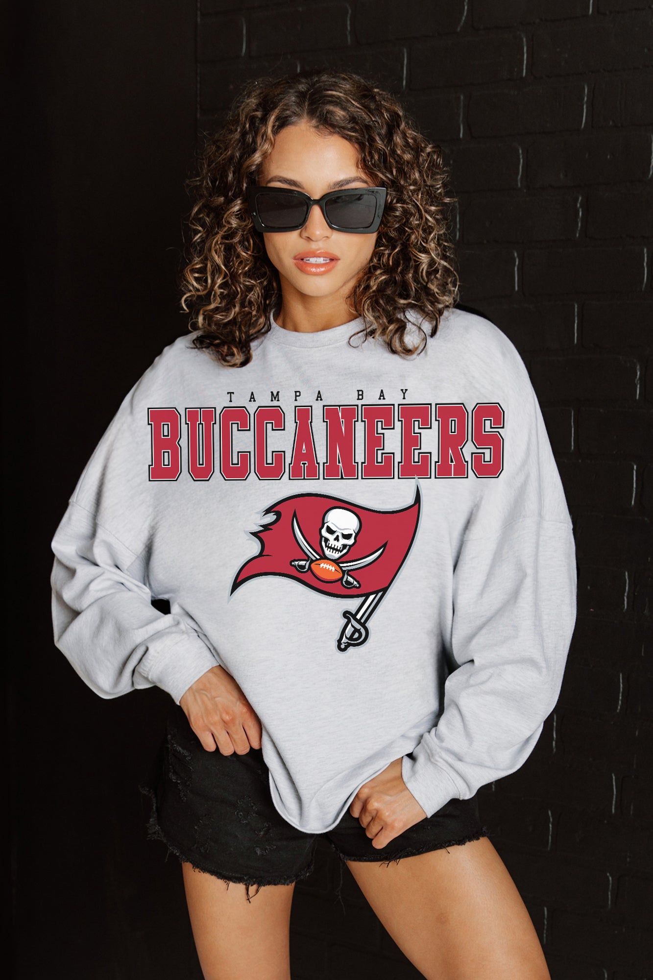 TAMPA BAY BUCCANEERS BIG GOALS RELAXED FIT HEATHERED LONG SLEEVE FRENCH TERRY PULLOVER