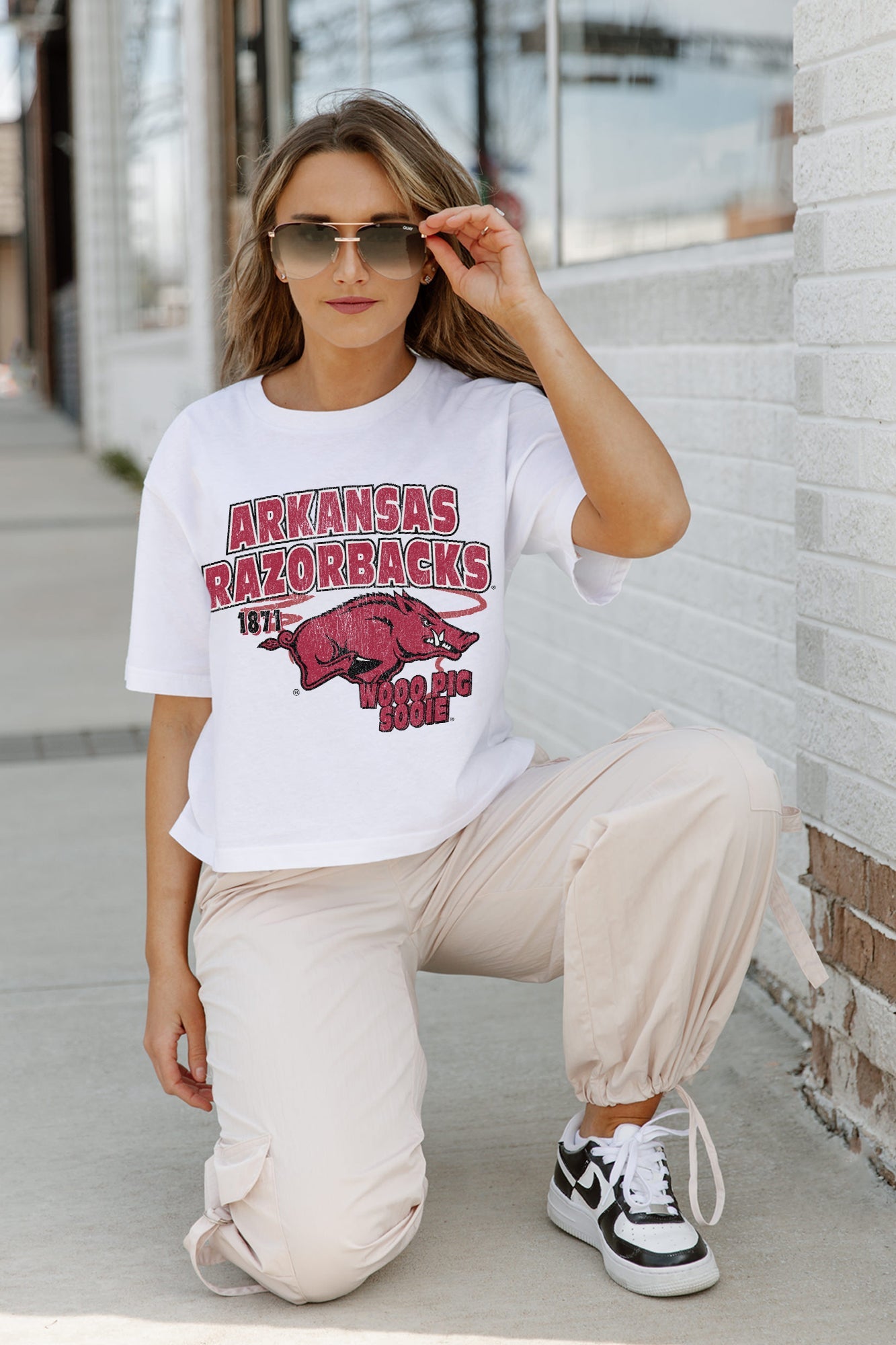 ARKANSAS RAZORBACKS GAMEDAY GOALS BOXY FIT WOMEN'S CROP TEE