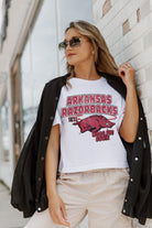 ARKANSAS RAZORBACKS GAMEDAY GOALS BOXY FIT WOMEN'S CROP TEE