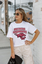 ARKANSAS RAZORBACKS GAMEDAY GOALS BOXY FIT WOMEN'S CROP TEE