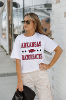 ARKANSAS RAZORBACKS TO THE POINT BOXY FIT WOMEN'S CROP TEE