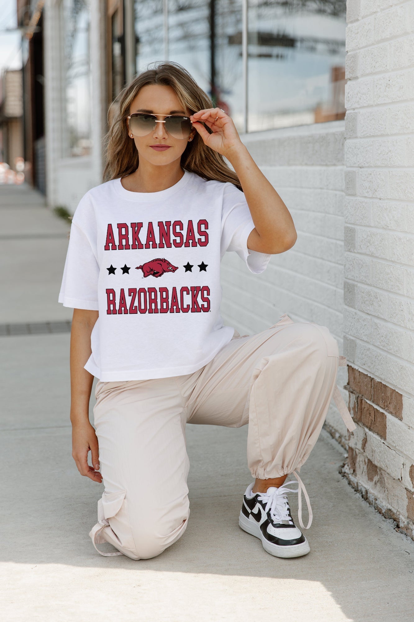 ARKANSAS RAZORBACKS TO THE POINT BOXY FIT WOMEN'S CROP TEE