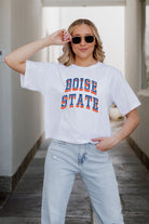 BOISE STATE BRONCOS CLAIM TO FAME BOXY FIT WOMEN'S CROPPED TEE