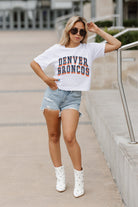 DENVER BRONCOS CLAIM TO FAME BOXY FIT WOMEN'S CROPPED TEE