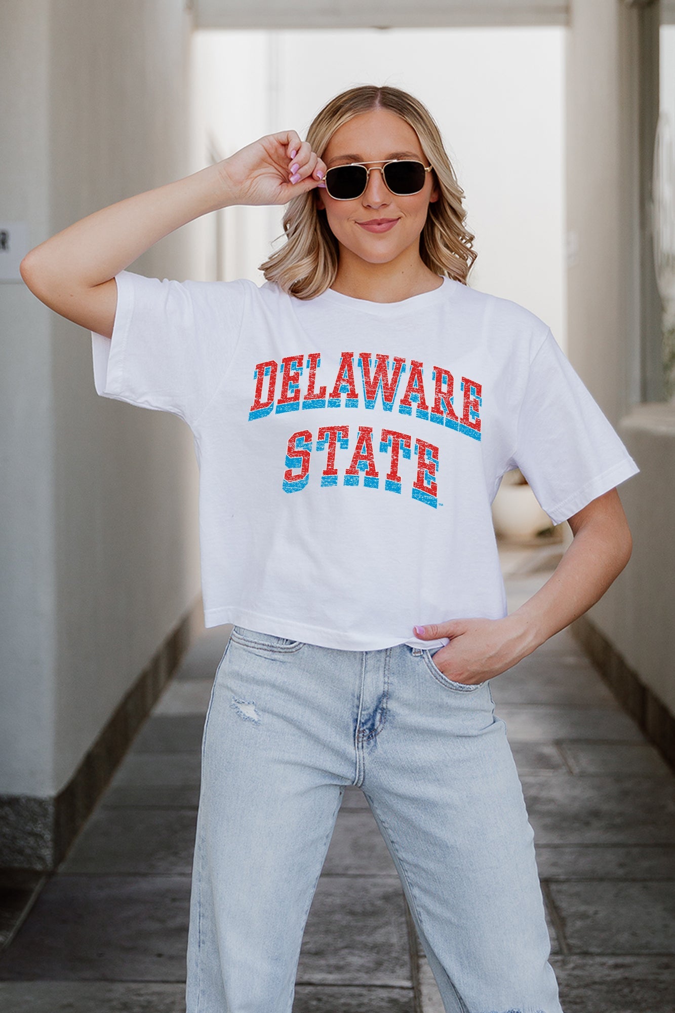 DELAWARE STATE HORNETS CLAIM TO FAME BOXY FIT WOMEN'S CROPPED TEE