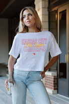 KANSAS CITY CHIEFS KEEP PLAYING BOXY FIT WOMEN'S CROP TEE