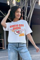 KANSAS CITY CHIEFS GAMEDAY GOALS BOXY FIT WOMEN'S CROP TEE