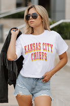 KANSAS CITY CHIEFS CLAIM TO FAME BOXY FIT WOMEN'S CROPPED TEE