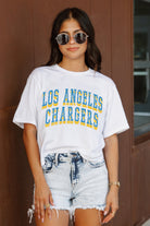 LOS ANGELES CHARGERS CLAIM TO FAME BOXY FIT WOMEN'S CROPPED TEE