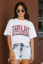 TAMPA BAY BUCCANEERS CLAIM TO FAME BOXY FIT WOMEN'S CROPPED TEE