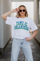 TEXAS A&M-CORPUS CHRISTI ISLANDERS CLAIM TO FAME BOXY FIT WOMEN'S CROPPED TEE