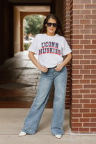 UCONN HUSKIES CLAIM TO FAME BOXY FIT WOMEN'S CROPPED TEE