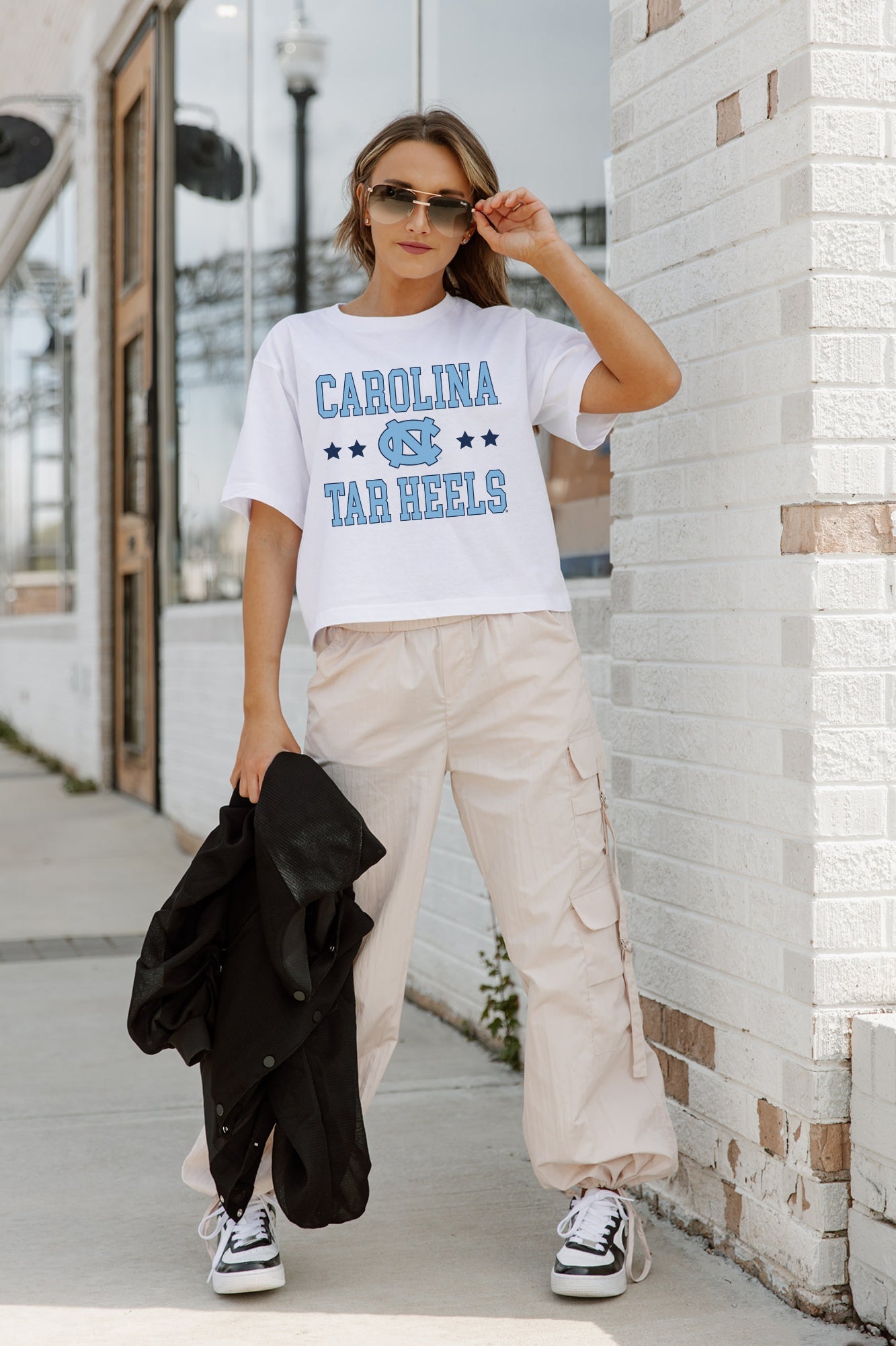 NORTH CAROLINA TAR HEELS TO THE POINT BOXY FIT WOMEN'S CROP TEE