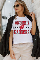 WISCONSIN BADGERS TO THE POINT BOXY FIT WOMEN'S CROP TEE