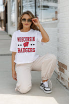 WISCONSIN BADGERS TO THE POINT BOXY FIT WOMEN'S CROP TEE