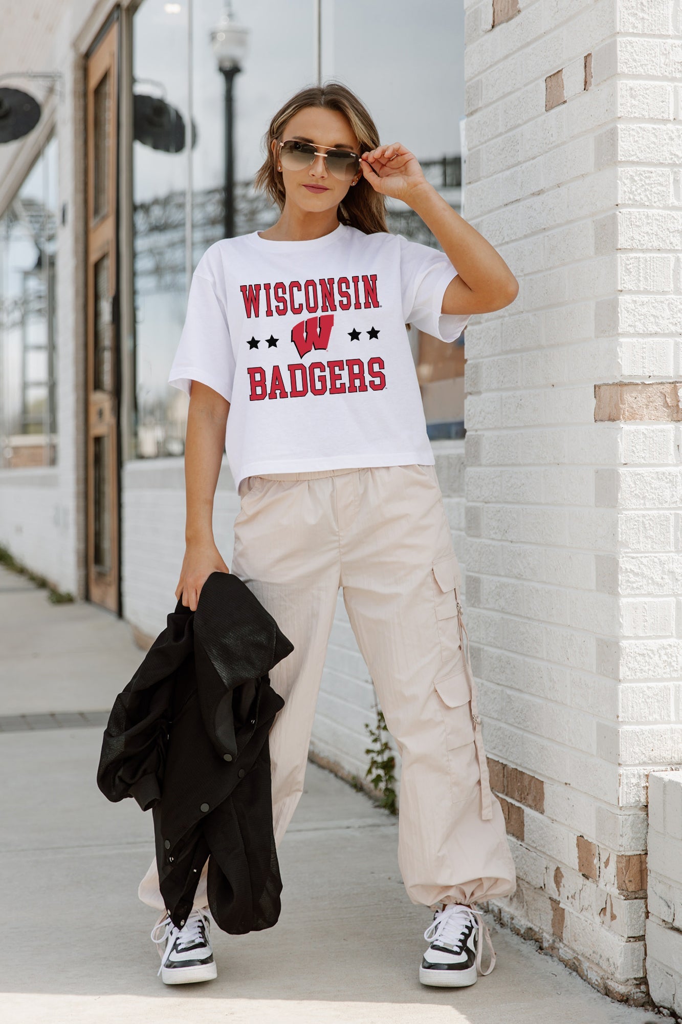 WISCONSIN BADGERS TO THE POINT BOXY FIT WOMEN'S CROP TEE