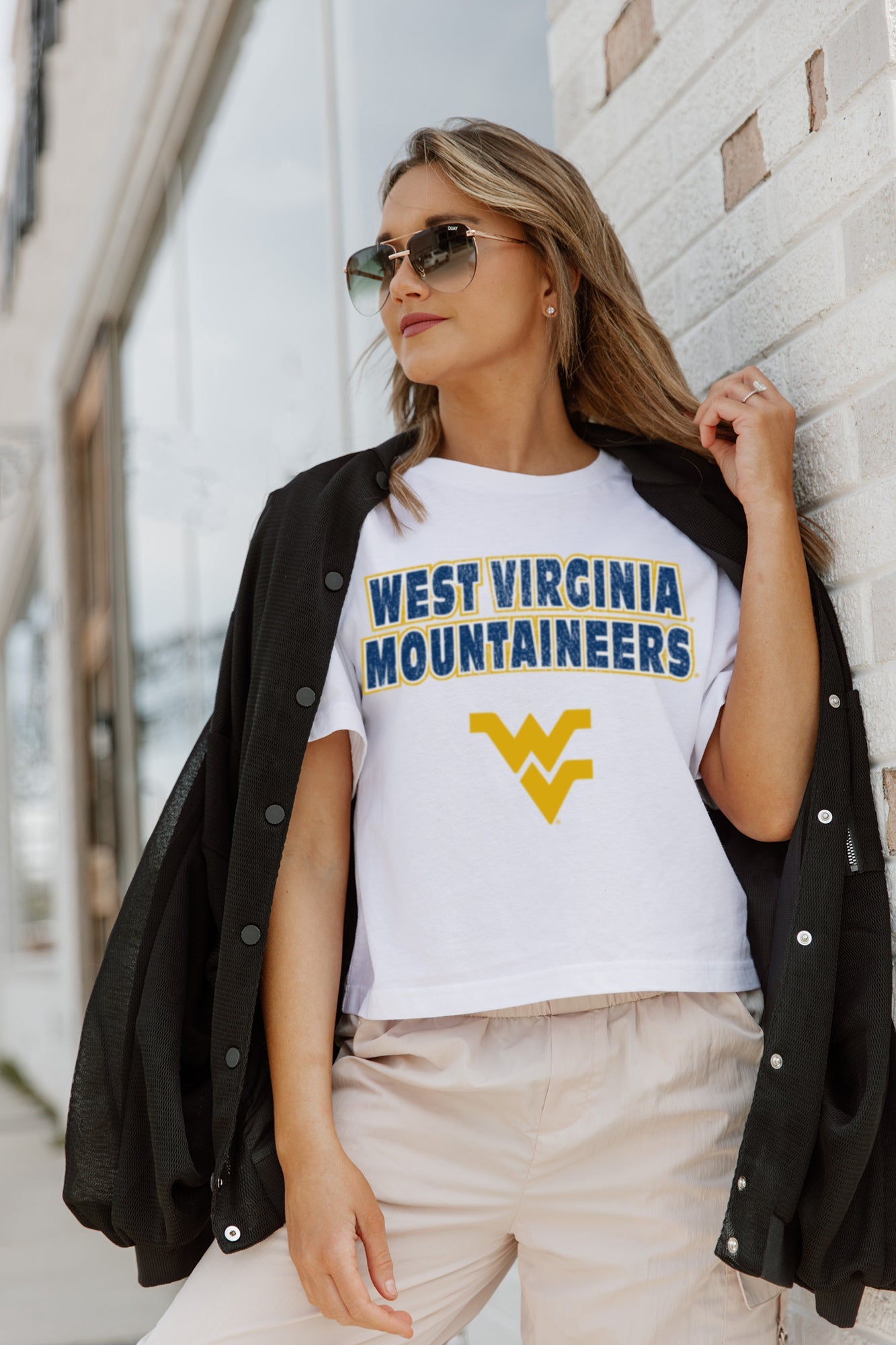 WEST VIRGINIA MOUNTAINEERS GAMEDAY GOALS BOXY FIT WOMEN'S CROP TEE