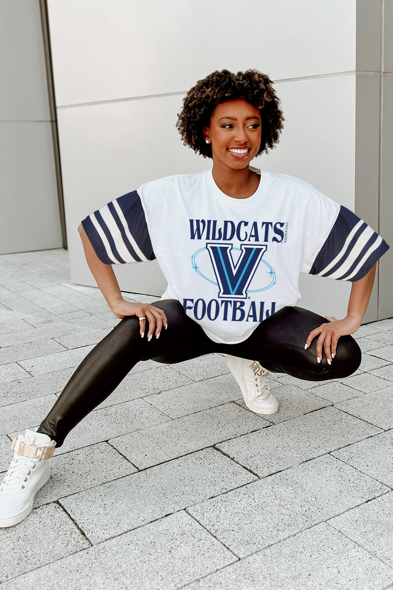 VILLANOVA WILDCATS STARTING LINEUP VINTAGE LOOK SHORT SLEEVE SPORTS STRIPE RAGLAN TEE