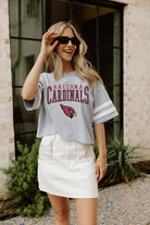 ARIZONA CARDINALS GRIDIRON GLAM SHORT SLEEVE CROP TEE WITH SPORT STRIPE DETAIL