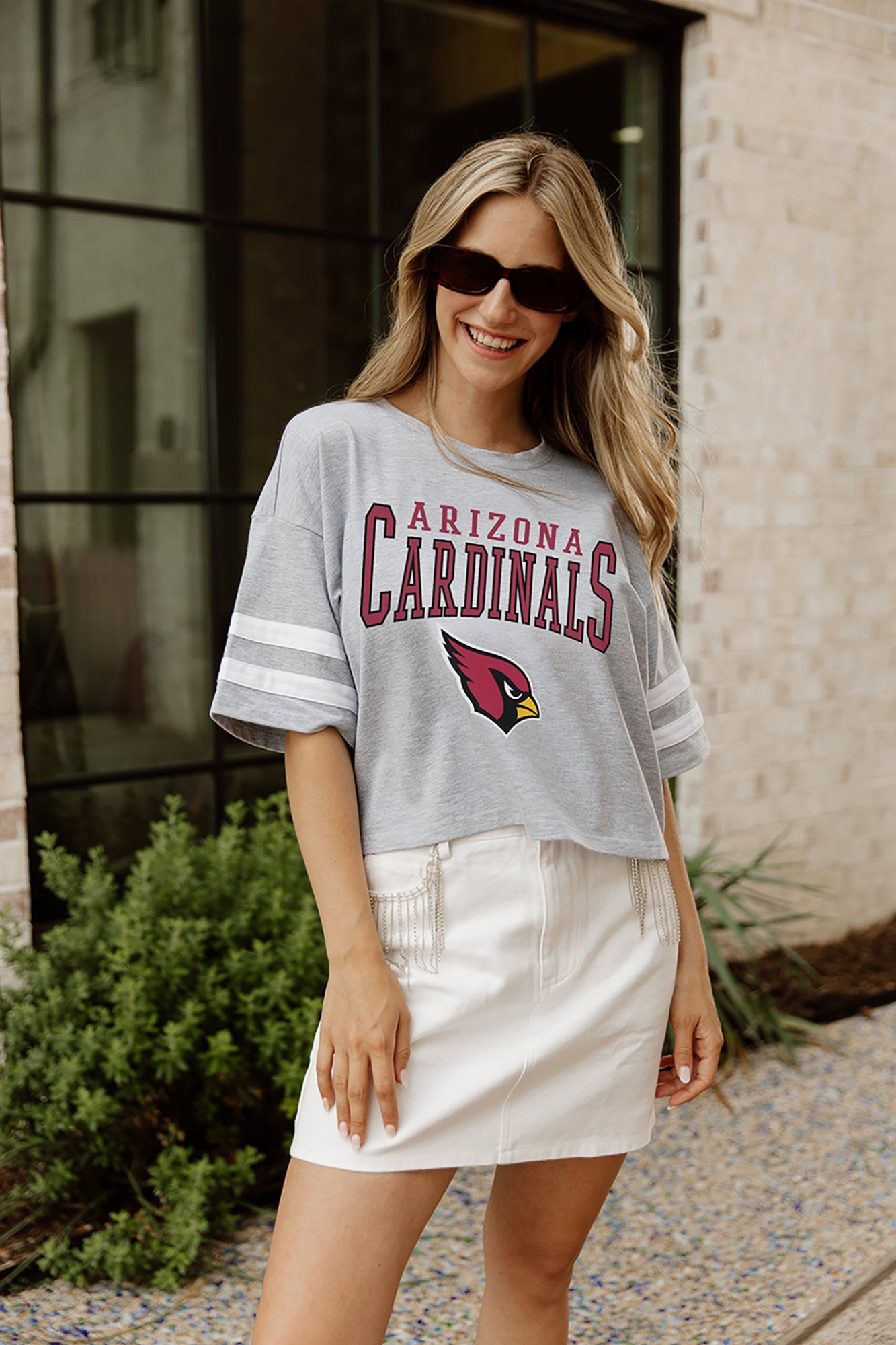 ARIZONA CARDINALS GRIDIRON GLAM SHORT SLEEVE CROP TEE WITH SPORT STRIPE DETAIL