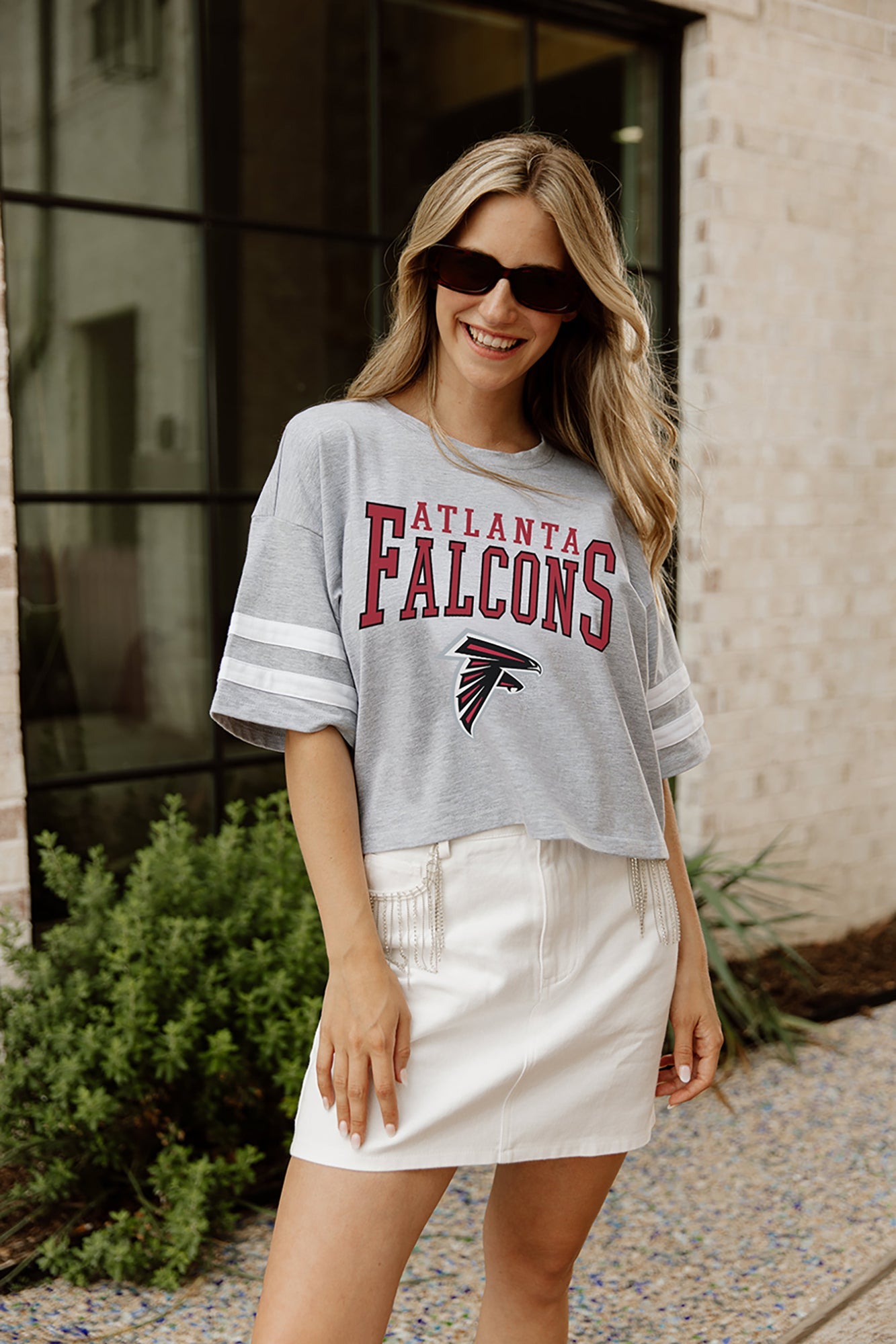 ATLANTA FALCONS GRIDIRON GLAM SHORT SLEEVE CROP TEE WITH SPORT STRIPE DETAIL