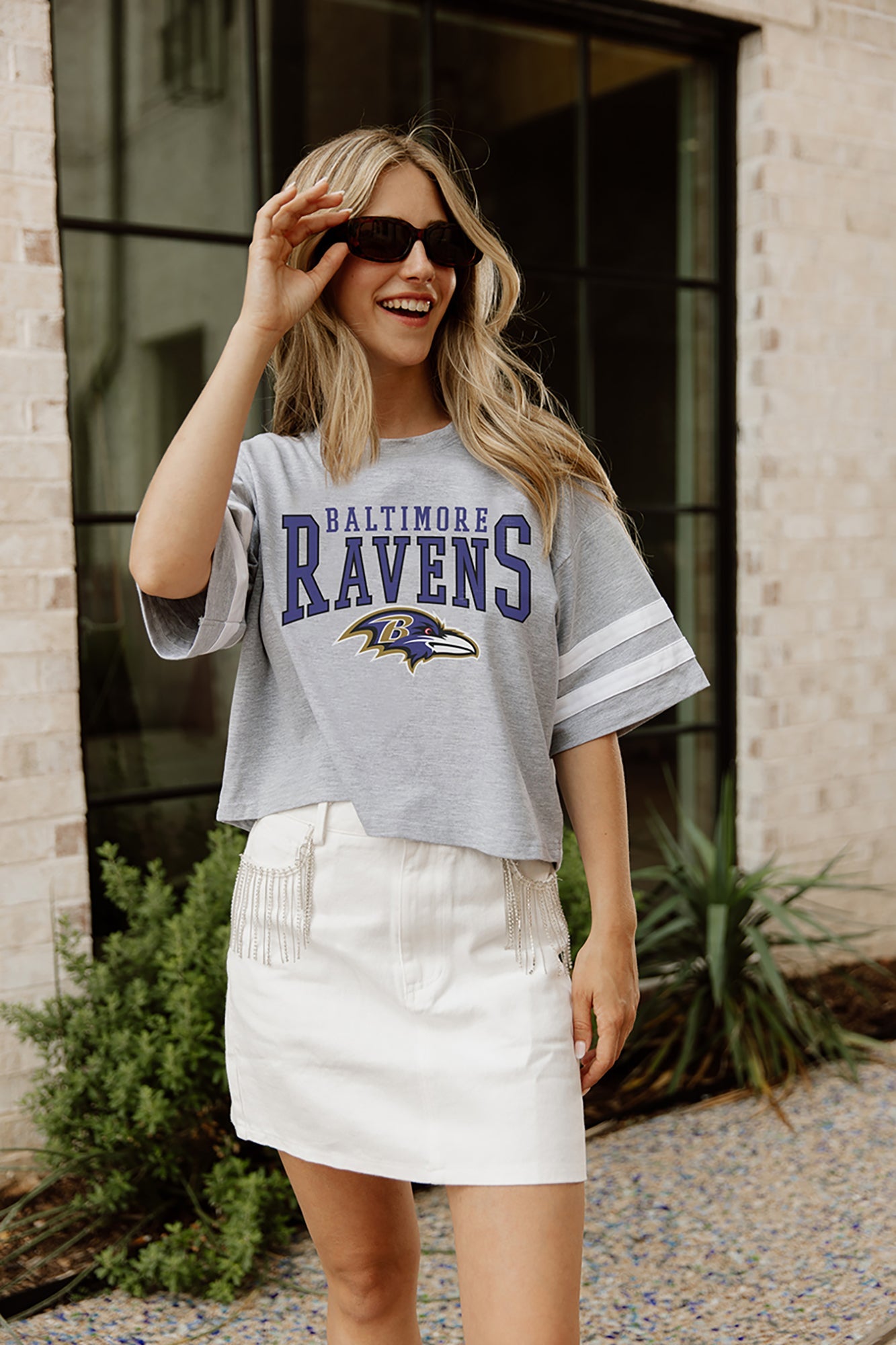 BALTIMORE RAVENS GRIDIRON GLAM SHORT SLEEVE CROP TEE WITH SPORT STRIPE DETAIL