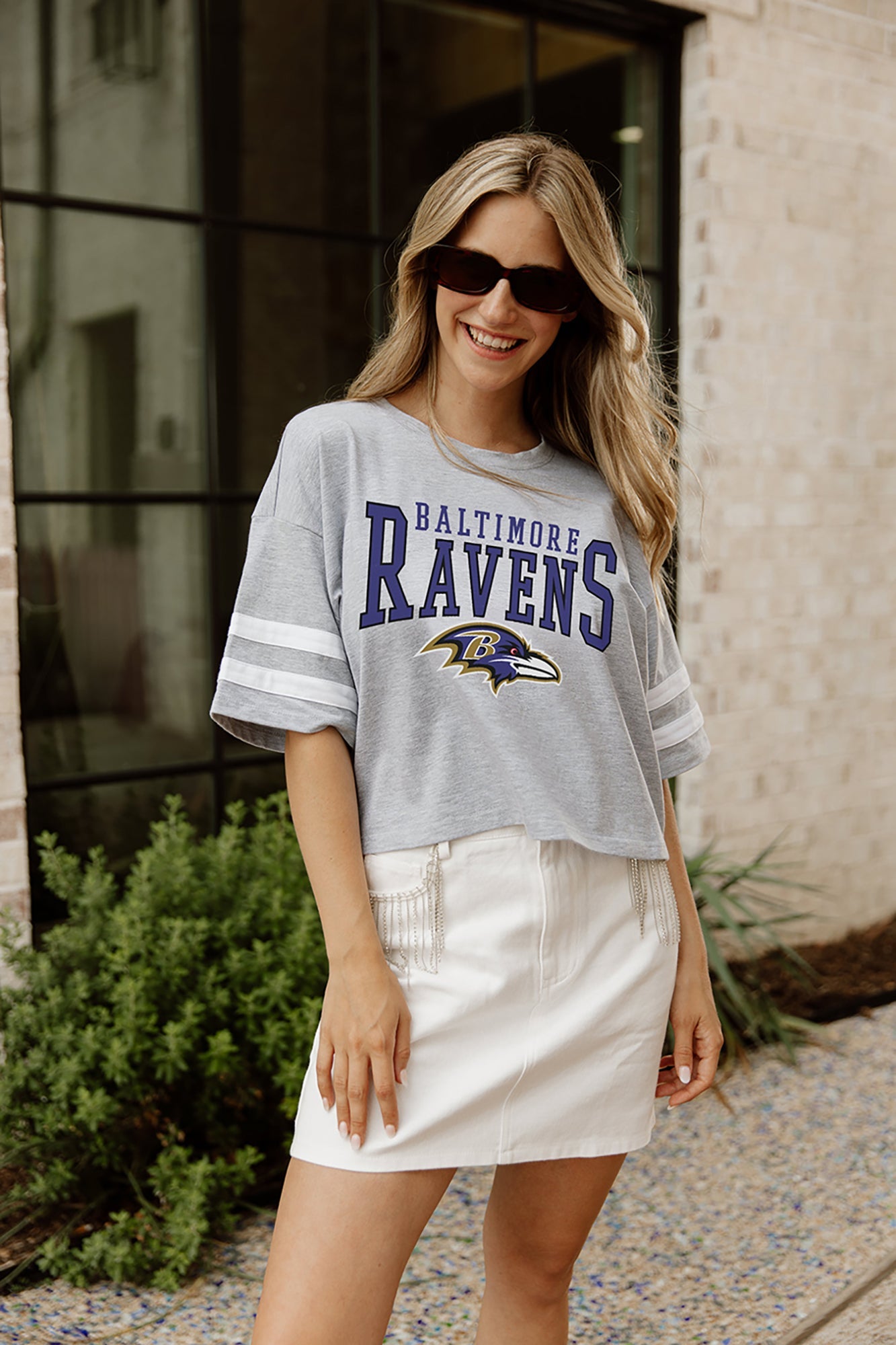 BALTIMORE RAVENS GRIDIRON GLAM SHORT SLEEVE CROP TEE WITH SPORT STRIPE DETAIL