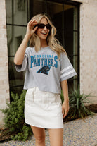 CAROLINA PANTHERS GRIDIRON GLAM SHORT SLEEVE CROP TEE WITH SPORT STRIPE DETAIL