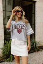 CHICAGO BEARS GRIDIRON GLAM SHORT SLEEVE CROP TEE WITH SPORT STRIPE DETAIL