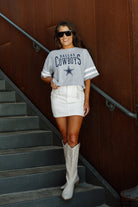 DALLAS COWBOYS GRIDIRON GLAM SHORT SLEEVE CROP TEE WITH SPORT STRIPE DETAIL