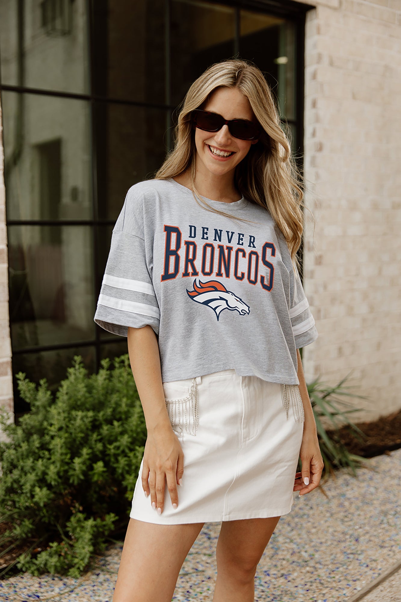 DENVER BRONCOS FIELD FINESSE RELAXED SNOW-WASH SHORT SLEEVE RUFFLE DETAIL  TOP