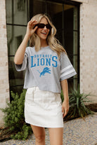 DETROIT LIONS GRIDIRON GLAM SHORT SLEEVE CROP TEE WITH SPORT STRIPE DETAIL