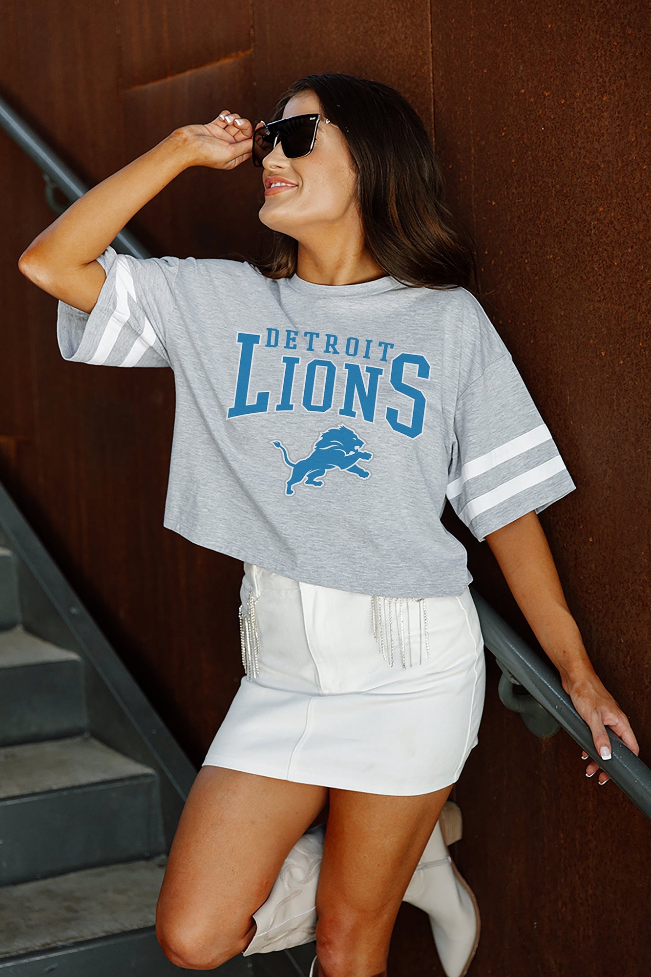 DETROIT LIONS GRIDIRON GLAM SHORT SLEEVE CROP TEE WITH SPORT STRIPE DETAIL