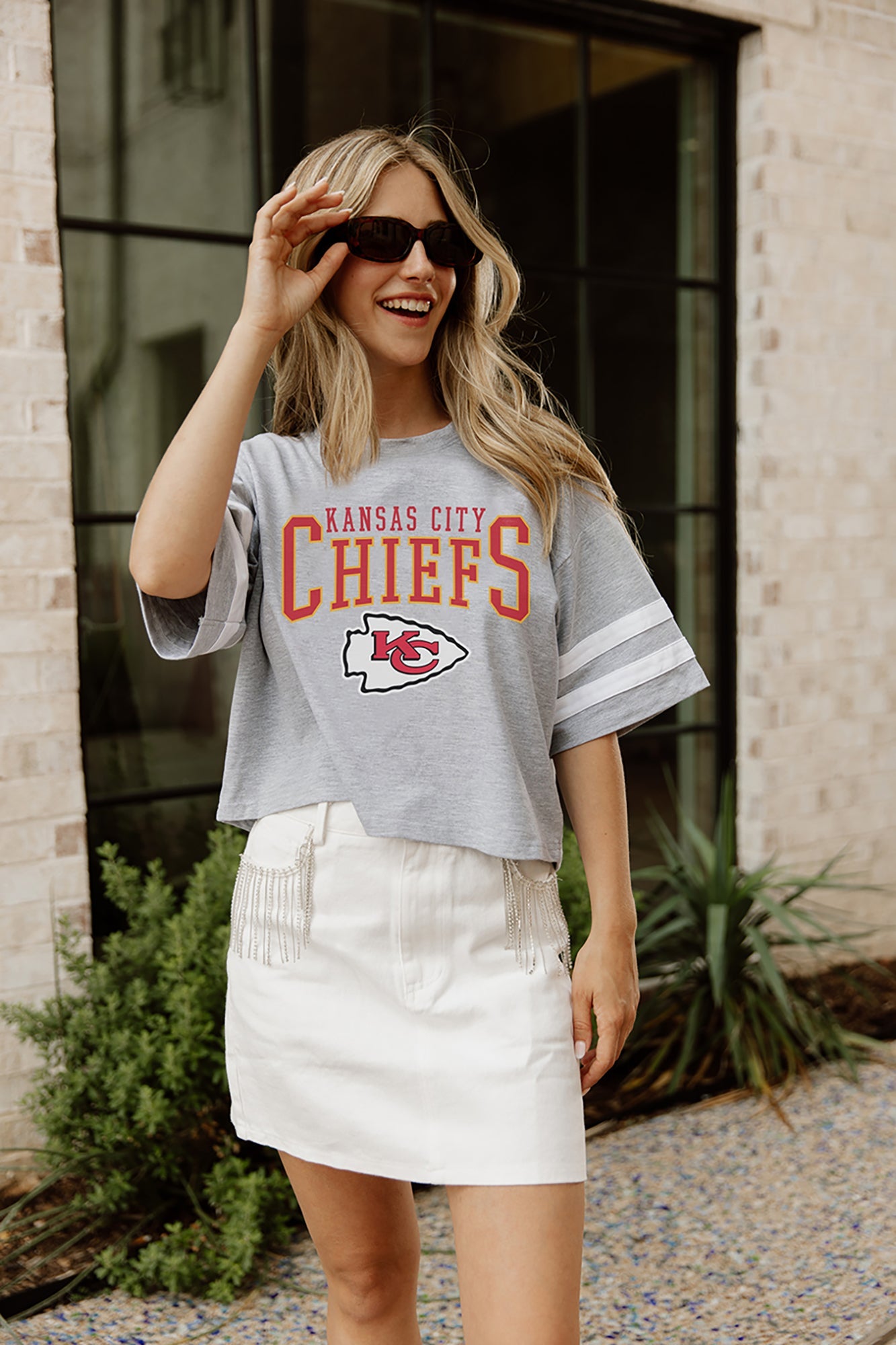 KANSAS CITY CHIEFS GRIDIRON GLAM SHORT SLEEVE CROP TEE WITH SPORT STRIPE DETAIL