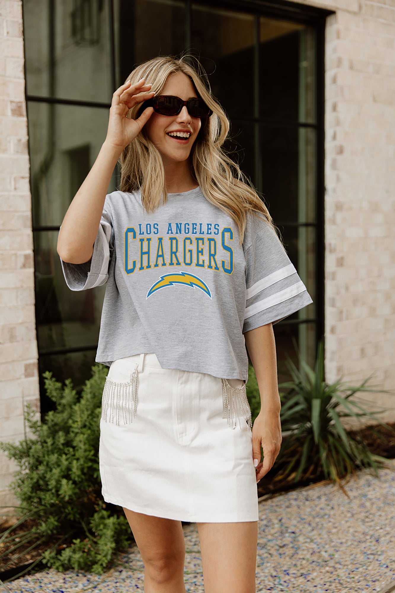 LOS ANGELES CHARGERS GRIDIRON GLAM SHORT SLEEVE CROP TEE WITH
