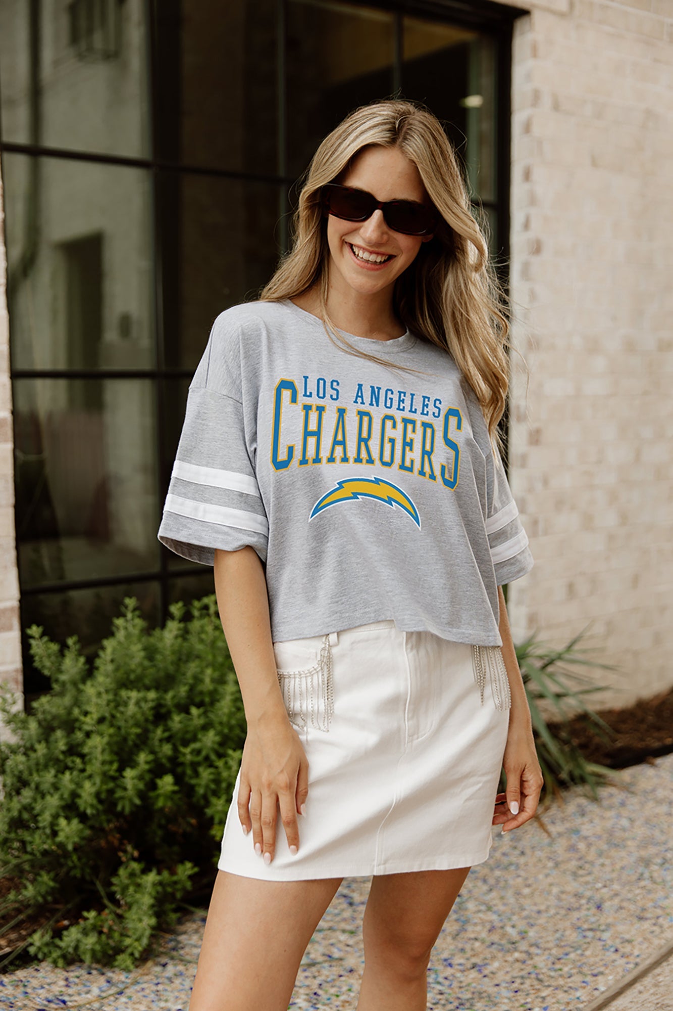 LOS ANGELES CHARGERS GRIDIRON GLAM SHORT SLEEVE CROP TEE WITH SPORT STRIPE DETAIL