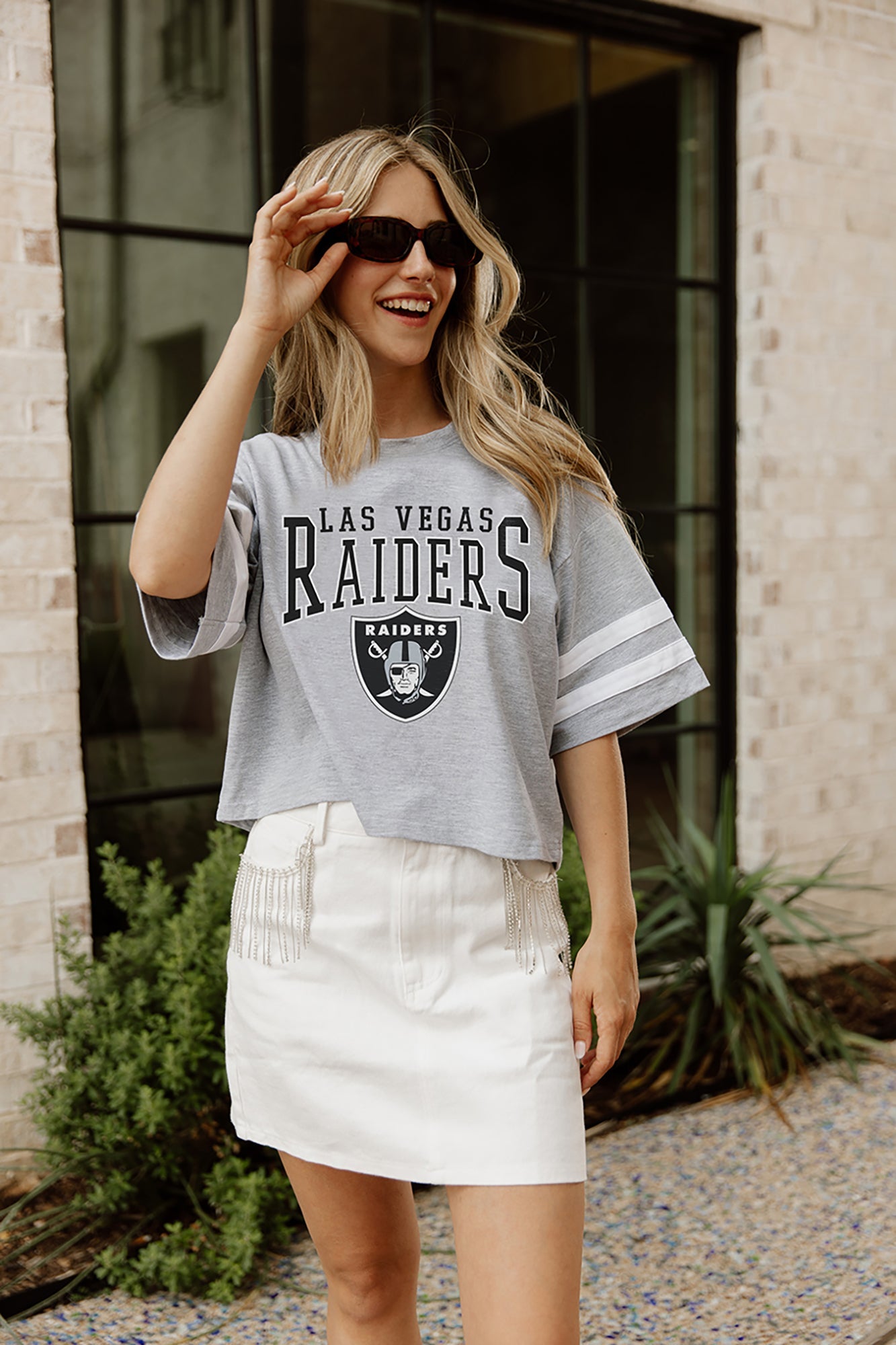 LAS VEGAS RAIDERS GRIDIRON GLAM SHORT SLEEVE CROP TEE WITH SPORT STRIPE DETAIL