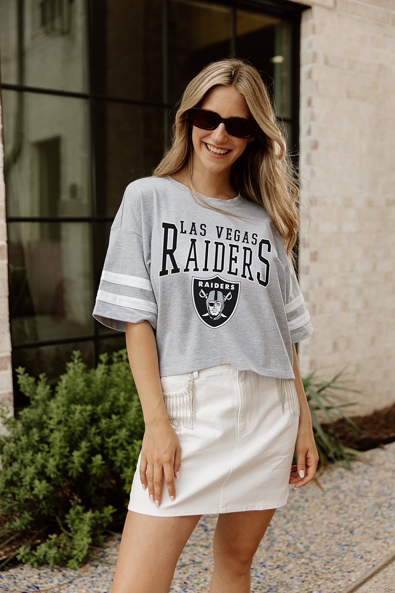 LAS VEGAS RAIDERS GRIDIRON GLAM SHORT SLEEVE CROP TEE WITH SPORT STRIPE DETAIL