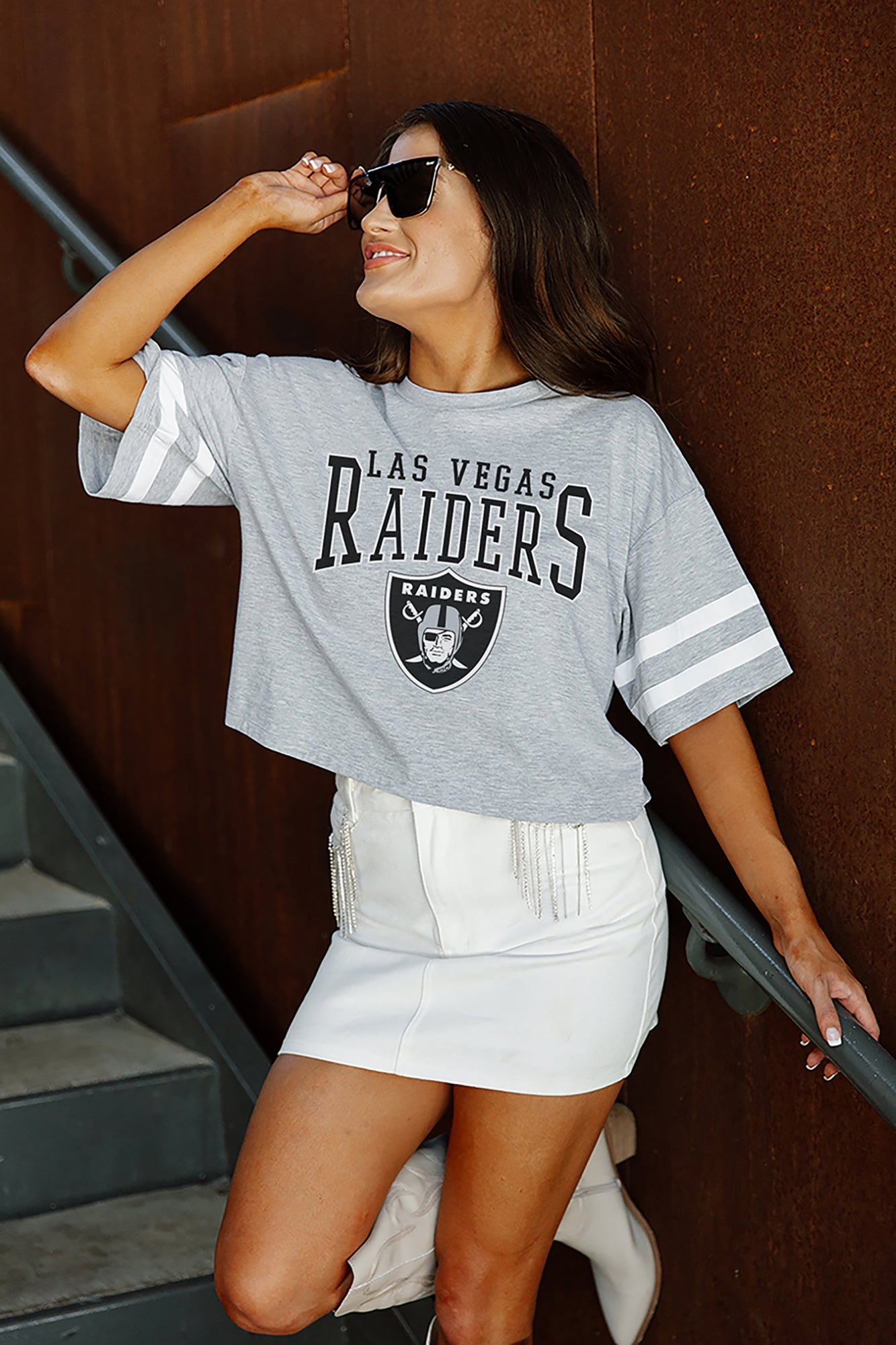 LAS VEGAS RAIDERS GRIDIRON GLAM SHORT SLEEVE CROP TEE WITH SPORT STRIPE DETAIL